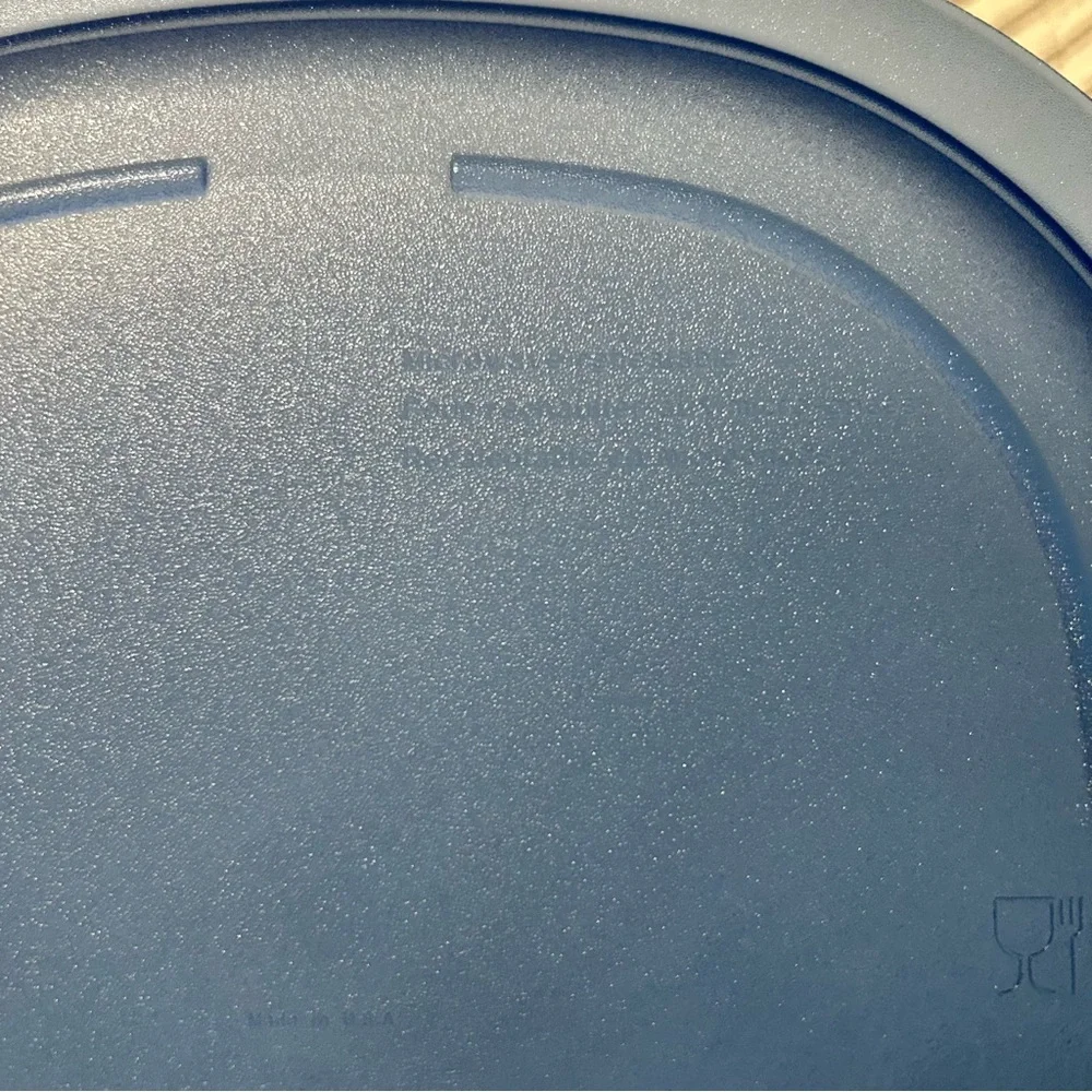 Vintage Tupperware Blue 9.5” microwaveable square luncheon plates (set of 4) - Picture 3 of 7